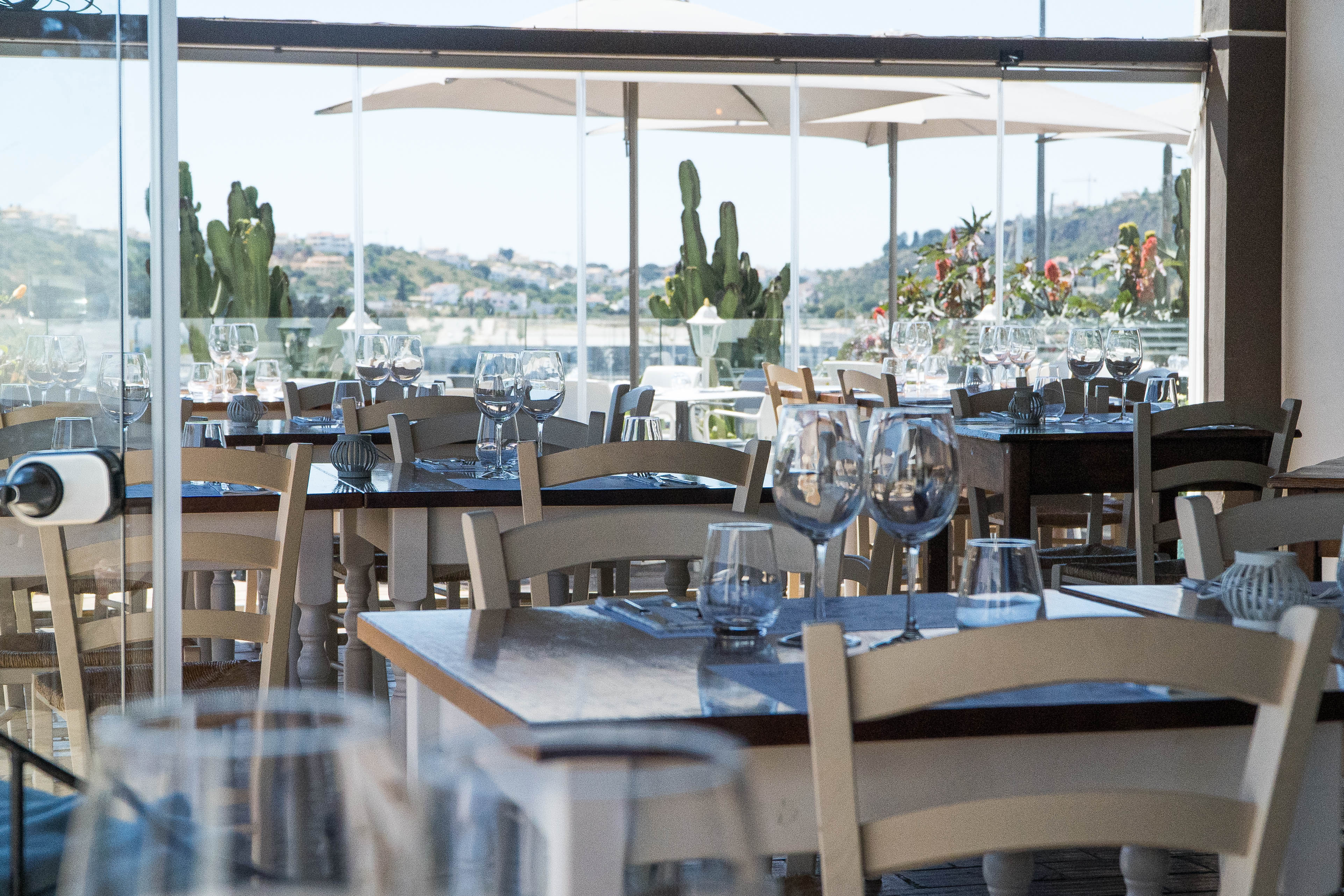 A restaurant with a view of the ocean