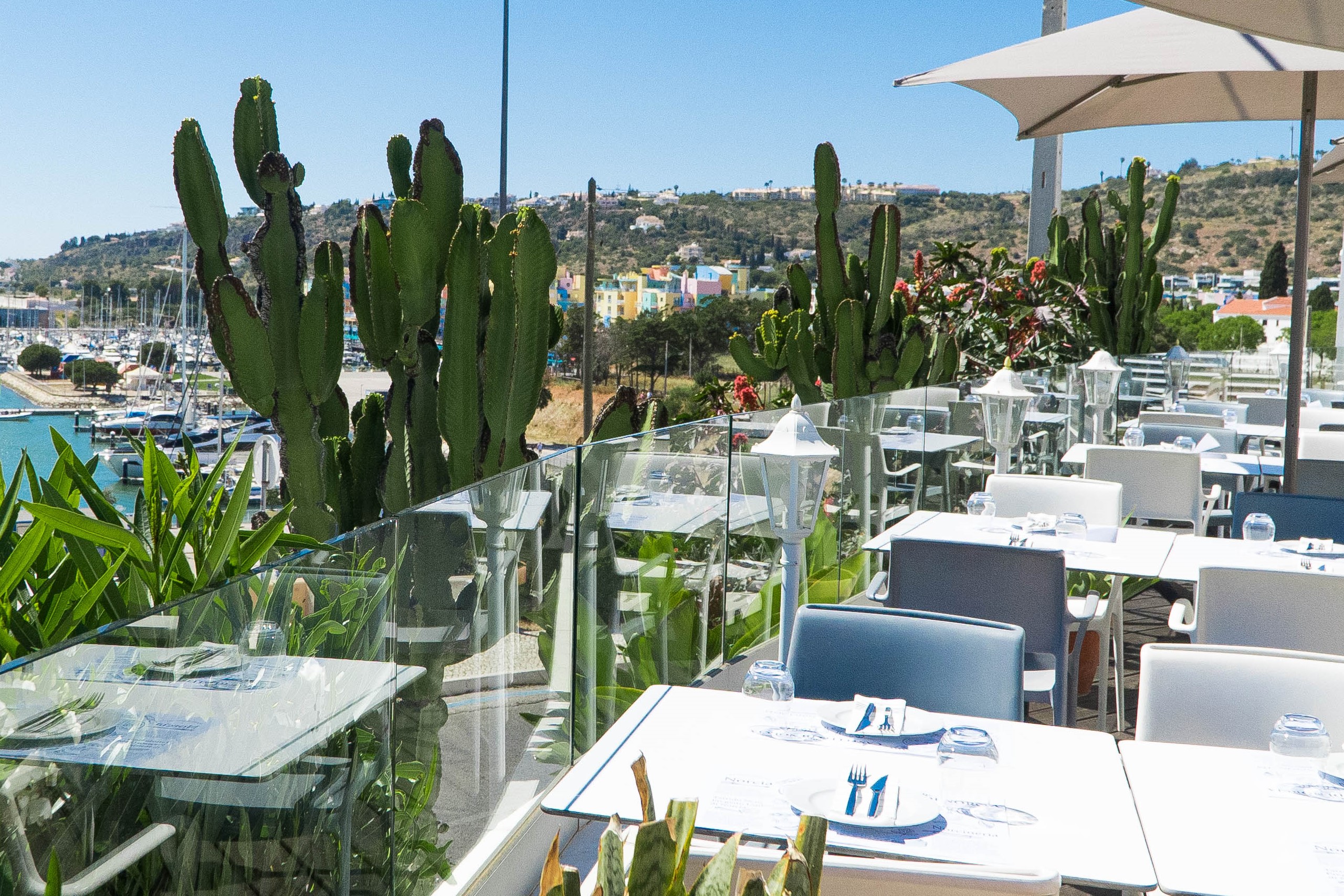 A restaurant with a view of the ocean