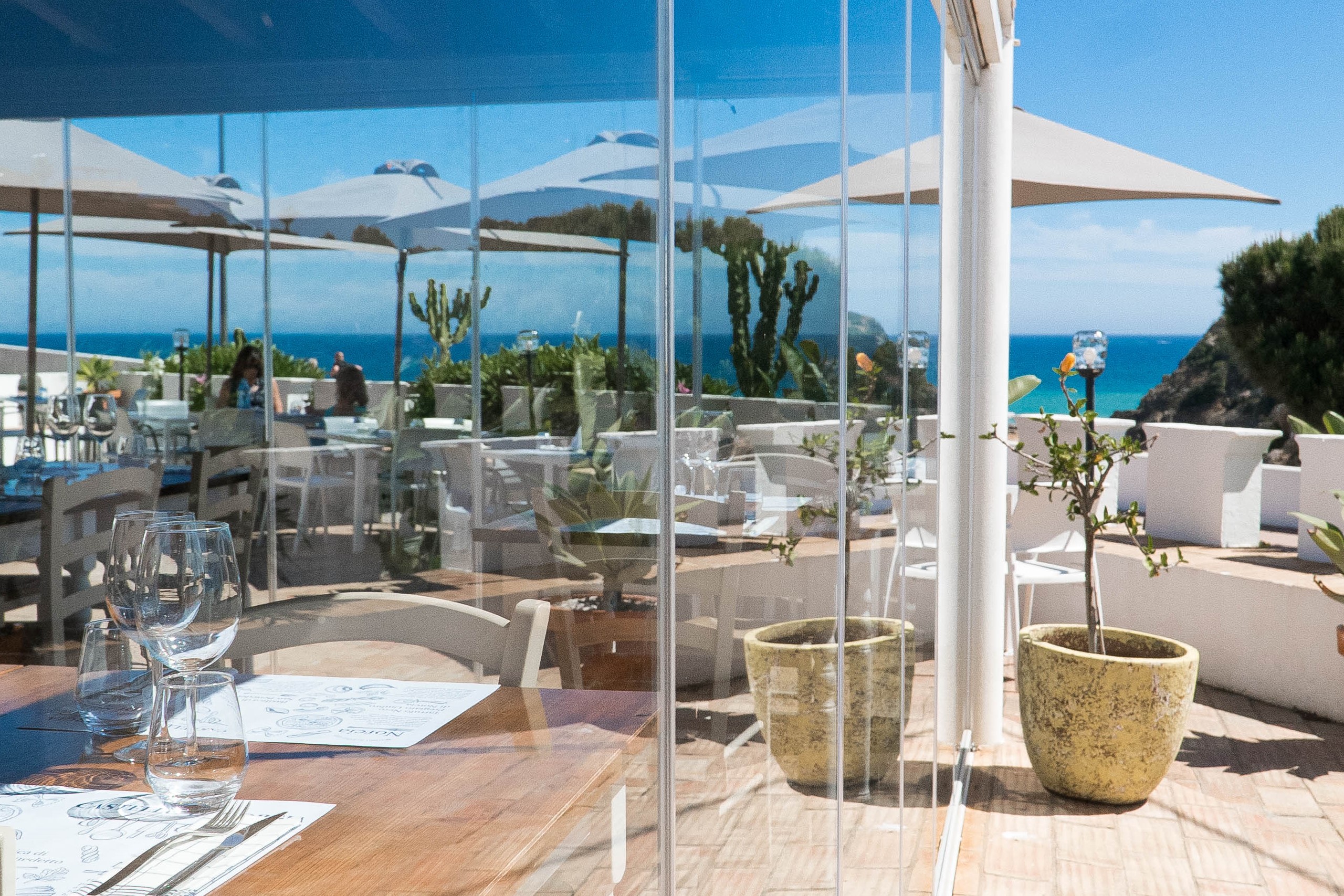 A restaurant with a view of the ocean